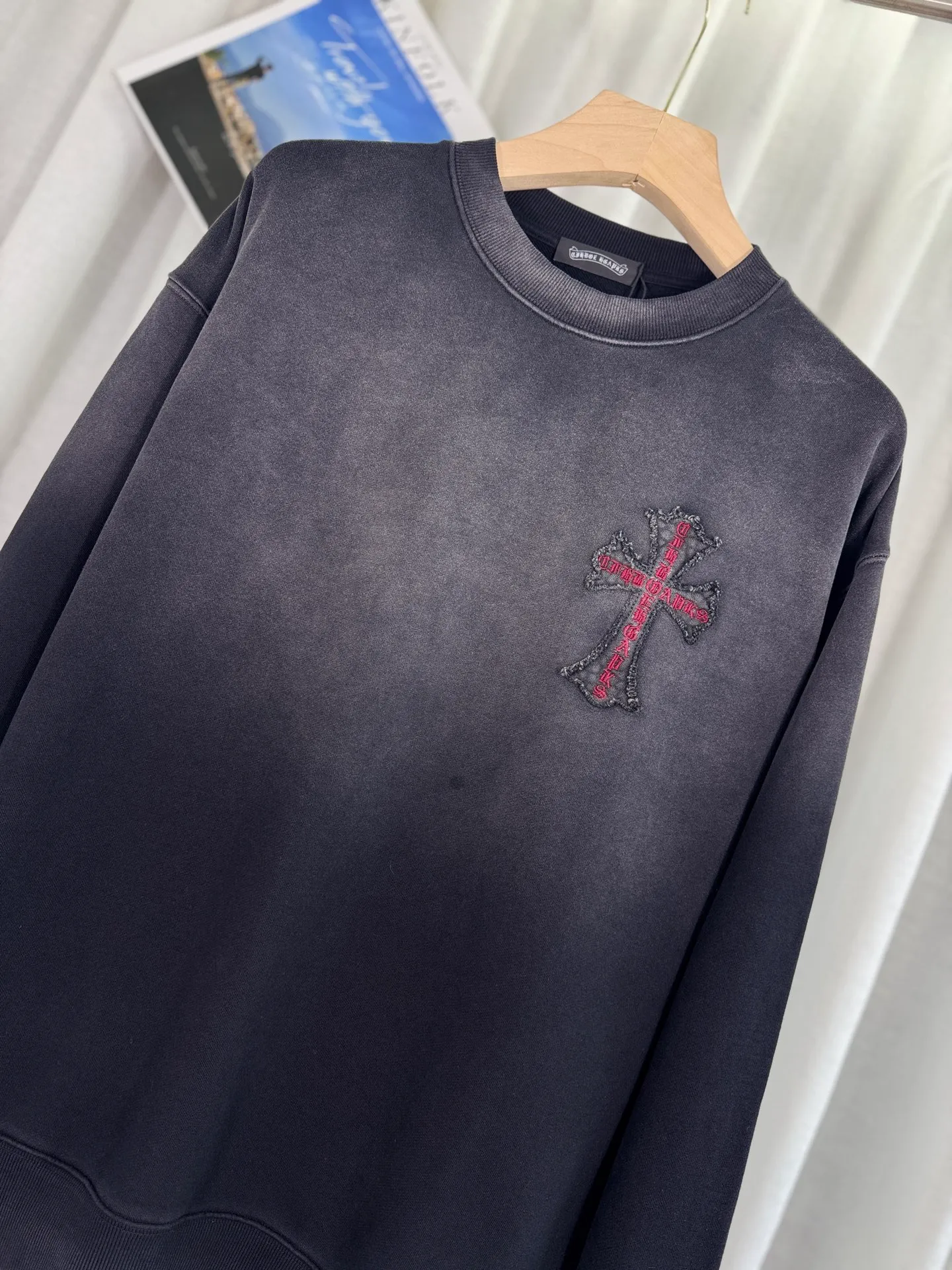 P280 top version, real shot without P, ​​different from market currency) 𝗖𝗵𝗿𝗼𝗺𝗲 𝗛𝗲𝗮𝗿𝘁𝘀/Cro Heart 2025 washed patch embroidery autumn and winter new original single counter American laser burnt 3D three-dimensional color embroidery couple casual sweatshirt 👑The highest version! Customized fabric 420g tripe terry fabric! American acid-washed and distressed original fabric laser burnt ✟appliqué embroidery and exquisite embroidery of letters! The best-selling model in the counter, very comfortable to wear. Accessories: original molded and authenticated collar label➕100% silk wash label. Genuine purchase-grade original hangtag➕matching hanging rope➕3D hanging beads➕original packaging bag. Craftsmanship: The original version has consistent wiring! The highest version of the armhole matching technique! Color: Rose Black Size: S M L XL Style Number: 25-308